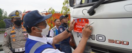 PT Marga Lingkar Jakarta melaksanakan kegiatan Operasi Over Dimensi & Overload (ODOL)